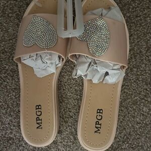 MPG Women's Beige Slide Sandals with Rhinestone Hearts. $5 each.